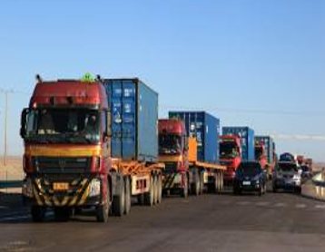 Convoglio di camion portacontainer