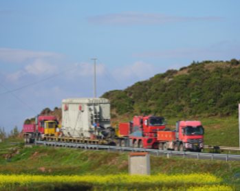 Trasformatore trasportato su strada in un convoglio eccezionale