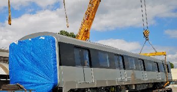 Carrozza della metropolitana sollevata da una gru