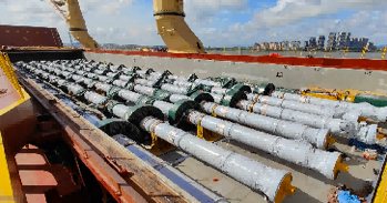 Sezioni di tubazione caricate su una nave per carichi pesanti