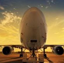 Frachtflugzeug auf dem Vorfeld