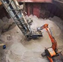 Schüttgut wird in einen Schiffsladeraum verladen