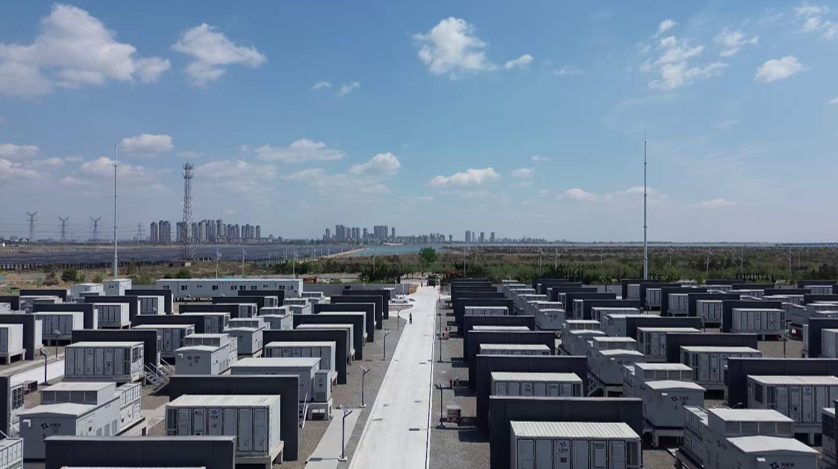 Reihen von Batteriespeichereinheiten auf einem großen Gelände