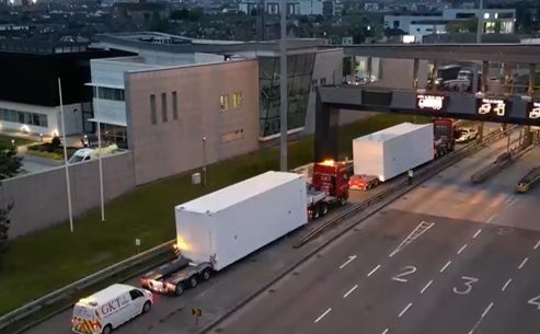 Begleiteter Lkw-Konvoi mit Batterieeinheiten bei Nacht