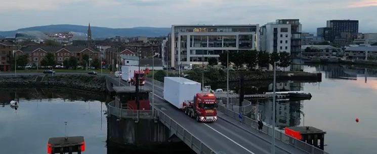 Lkw mit einer Batterieeinheit auf einer Brücke in Dublin in der Dämmerung