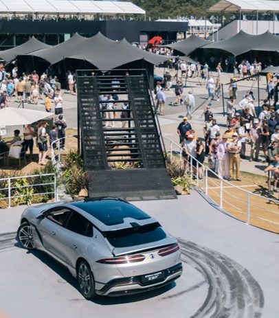 Denza unter einer Treppe in Goodwood, umgeben von Besuchern