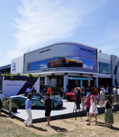 Denza-Stand in Goodwood mit großem Bildschirm und Besuchern