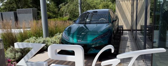 Grüner Denza Z9 GT hinter großen Z9 GT-Buchstaben