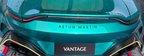 Heck eines grünen Aston Martin Vantage, verzurrt in einem Transporter